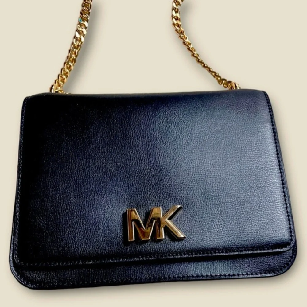 Michael Kors Mott Crossbody black gold logo wt strap chain Women Unisex Leather.